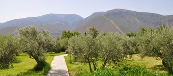 Een landhuis met 2 slaapkamers met een grote privétuin en een zwembad