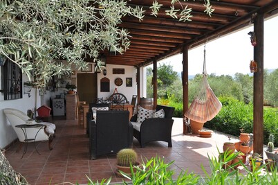 Una casa de campo de 2 dormitorios con un gran jardín privado y piscina.
