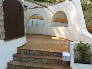Property grounds - Typical Costa Brava villa with 4 bedrooms and 3 bathrooms, swimming pool and sea view (Calonge)