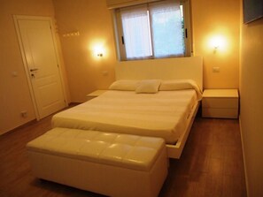 2 bedrooms, iron/ironing board, bed sheets, wheelchair access