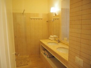 Dusche, Haartrockner, Bidet, Handtücher