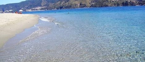 Una spiaggia nelle vicinanze