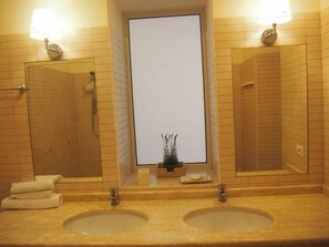 Ducha, secador de pelo, bidet, toallas