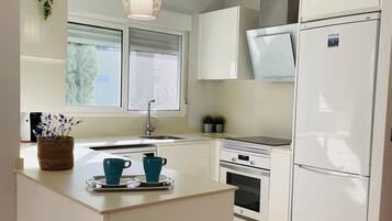 Réfrigérateur, micro-ondes, four, plaque de cuisson