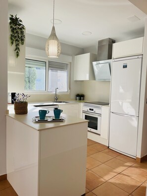 Refrigerador, microondas, horno, placa de cocina