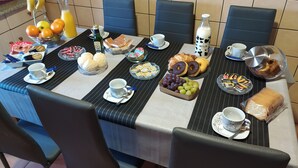 Een ontbijtbuffet met diverse gerechten en drankjes.
