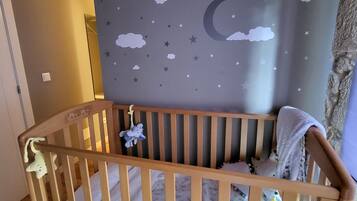 4 habitaciones, tabla de planchar con plancha y ropa de cama