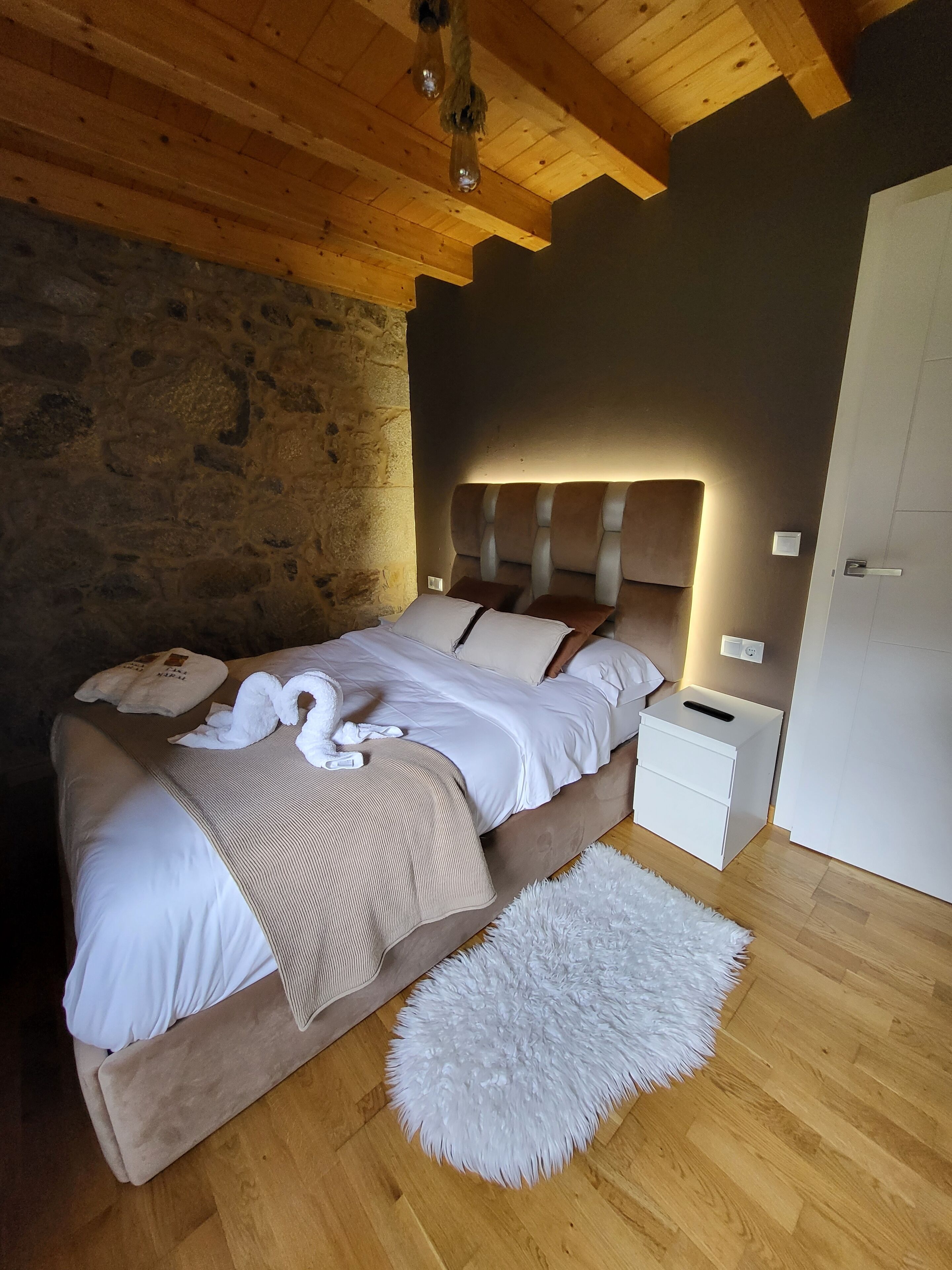 4 bedrooms, iron/ironing board, bed sheets