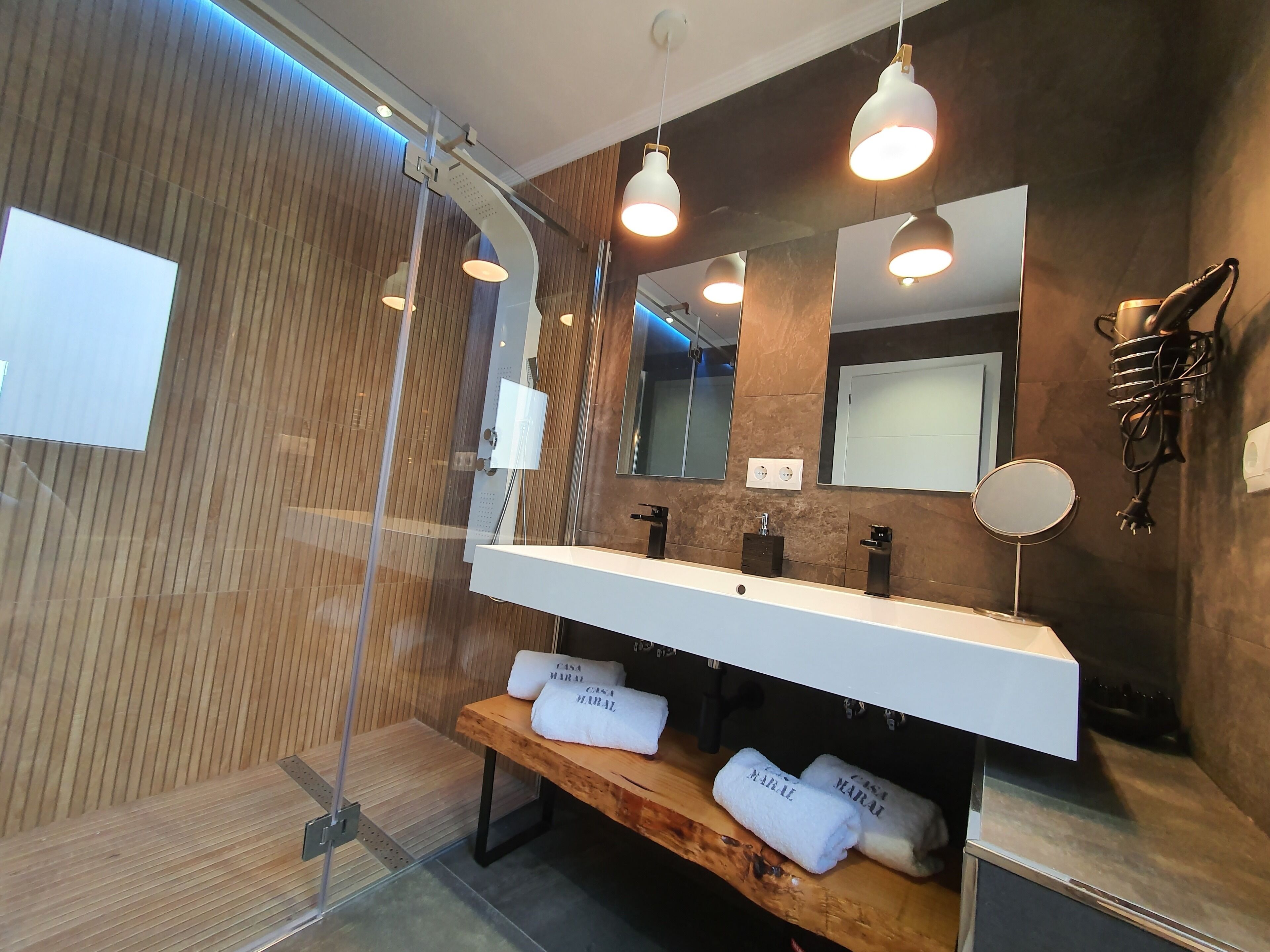 Douche, sèche-cheveux, serviettes fournies, papier toilette