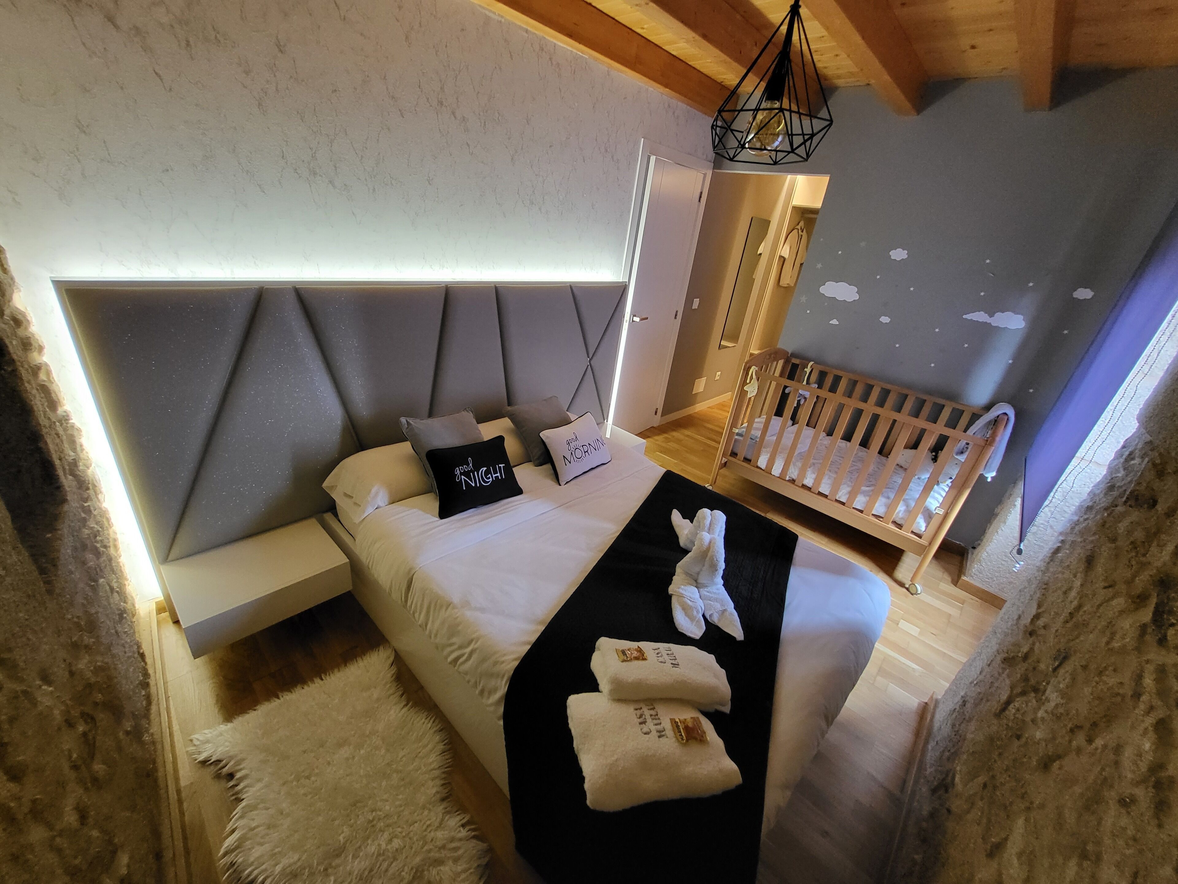 4 dormitorios, tabla de planchar con plancha, ropa de cama