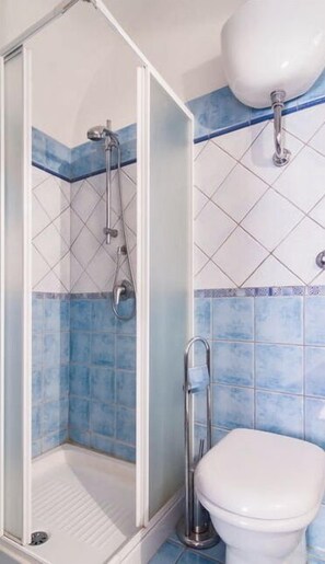 Bruser, hårtørrer, bidet, håndklæder