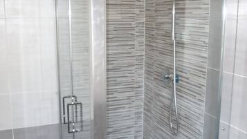 Dusche, Haartrockner, Bidet, Handtücher