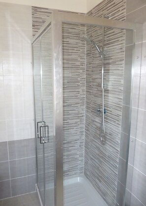 Dusche, Haartrockner, Bidet, Handtücher