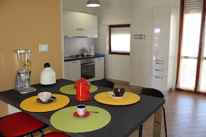 Réfrigérateur, four à micro-ondes, un four, surface de cuisson