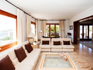 Télévision, cheminée, lecteur de DVD, baby-foot