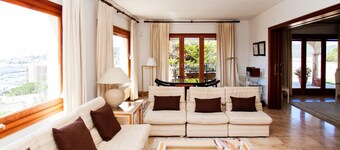 Fabulous Villa with private swimming pool of 25 x10 m