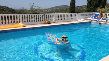 Alberca al aire libre y alberca climatizada