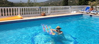 Stunning 4 bed villa with own pool, and views, on a hill near Faro, sleeps 8+1