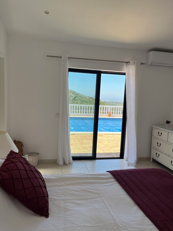 4 bedrooms, desk, iron/ironing board, free WiFi