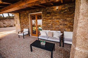 Terrace/patio - Detached vacation home with pool, barbecue, soccer pitch and much more (Celorico de Basto)