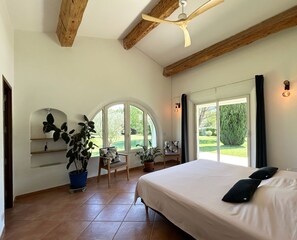 5 quartos, ferros/tábuas de passar roupa, Wi-Fi, roupa de cama