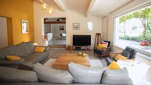 Fernseher, Kamin, DVD-Player, Tischfußball