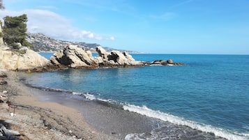Una spiaggia nelle vicinanze