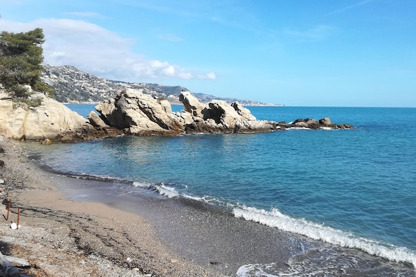 Una spiaggia nelle vicinanze