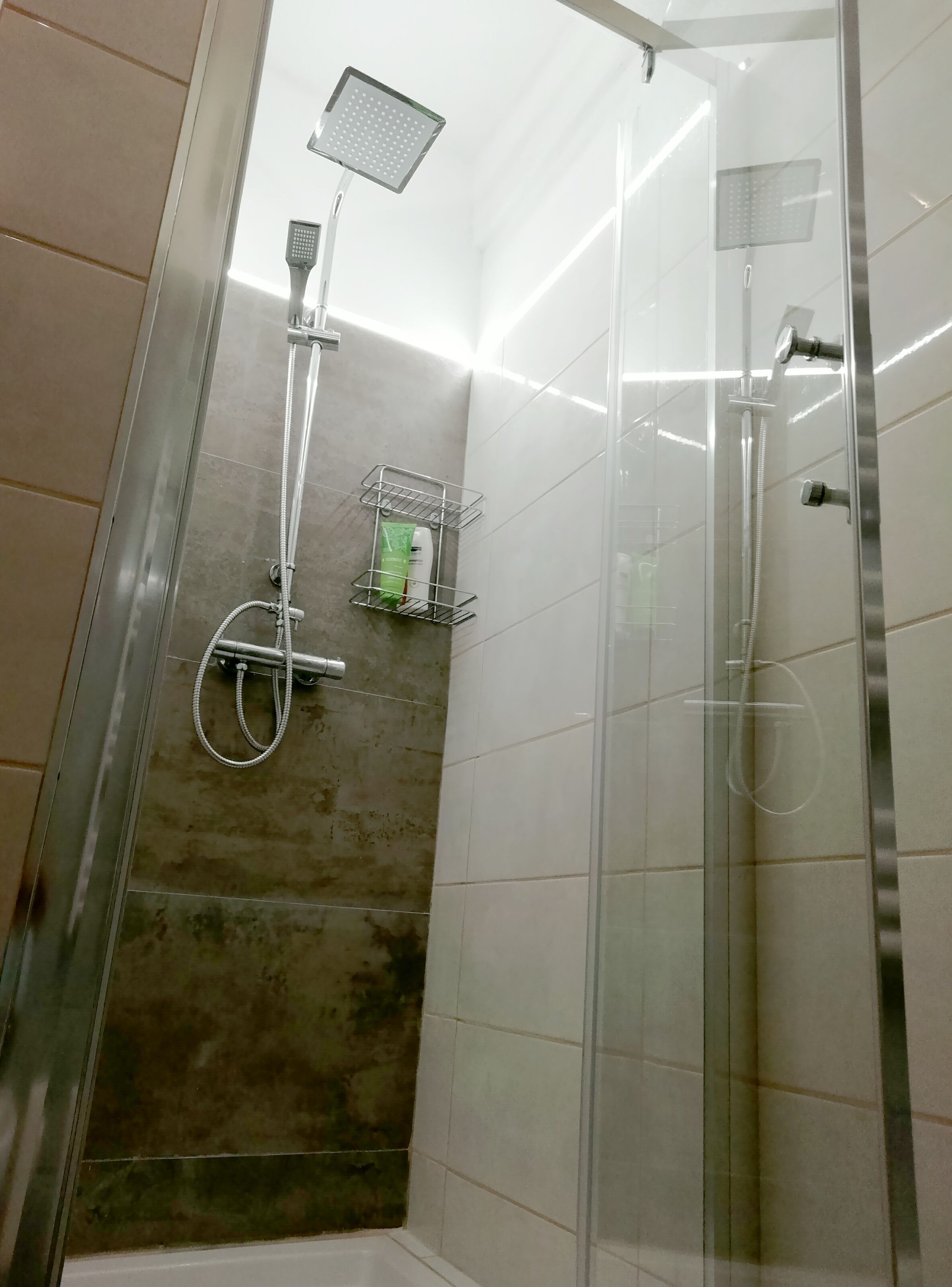 Dusche, Haartrockner, Bidet, Handtücher