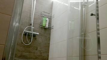 Dusche, Haartrockner, Bidet, Handtücher