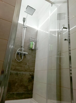 Douche, sèche-cheveux, bidet, serviettes fournies