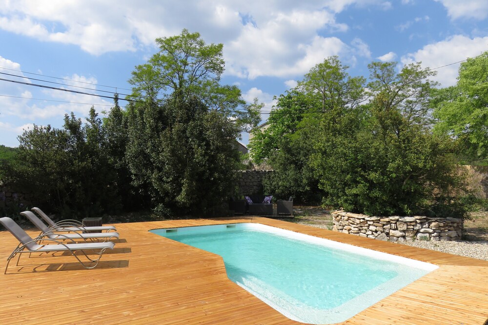 Authentic and modern pool, South Ardeche, 2kms from the river