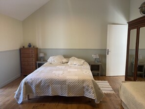 6 chambres, fer et planche à repasser, lit parapluie, Wi-Fi gratuit