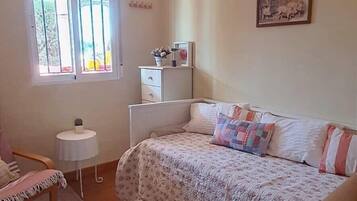4 chambres, coffres-forts dans les chambres, fer et planche à repasser