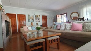 Un salon avec un canapé, une table basse et une cheminée.