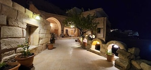 Habitación clásica con 2 camas individuales, varias camas | 3 habitaciones, escritorio y espacio para trabajar con laptop