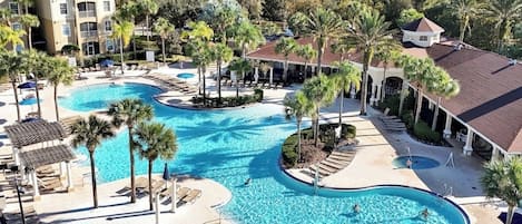 Una piscina al aire libre, una piscina climatizada