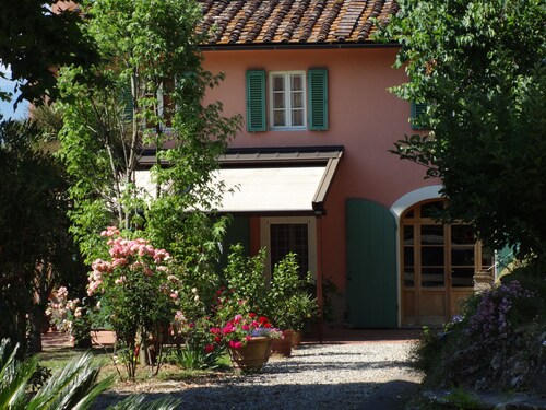 Yorkie Cottage in Lucca in the grounds of a historic house