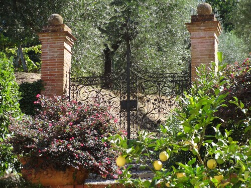 Yorkie Cottage in Lucca in the grounds of a historic house