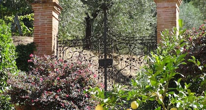 Yorkie Cottage in Lucca in the grounds of a historic house