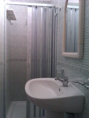 Shower, rainfall showerhead, free toiletries, hair dryer