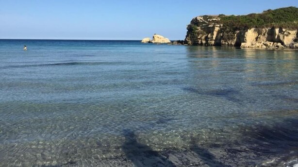 A clear coastal view with rocky cliffs and calm sea. - Villa La Martina (Syracuse)
