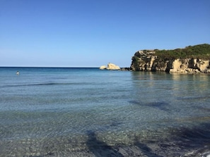 A clear coastal view with rocky cliffs and calm sea. - Villa La Martina (Syracuse)