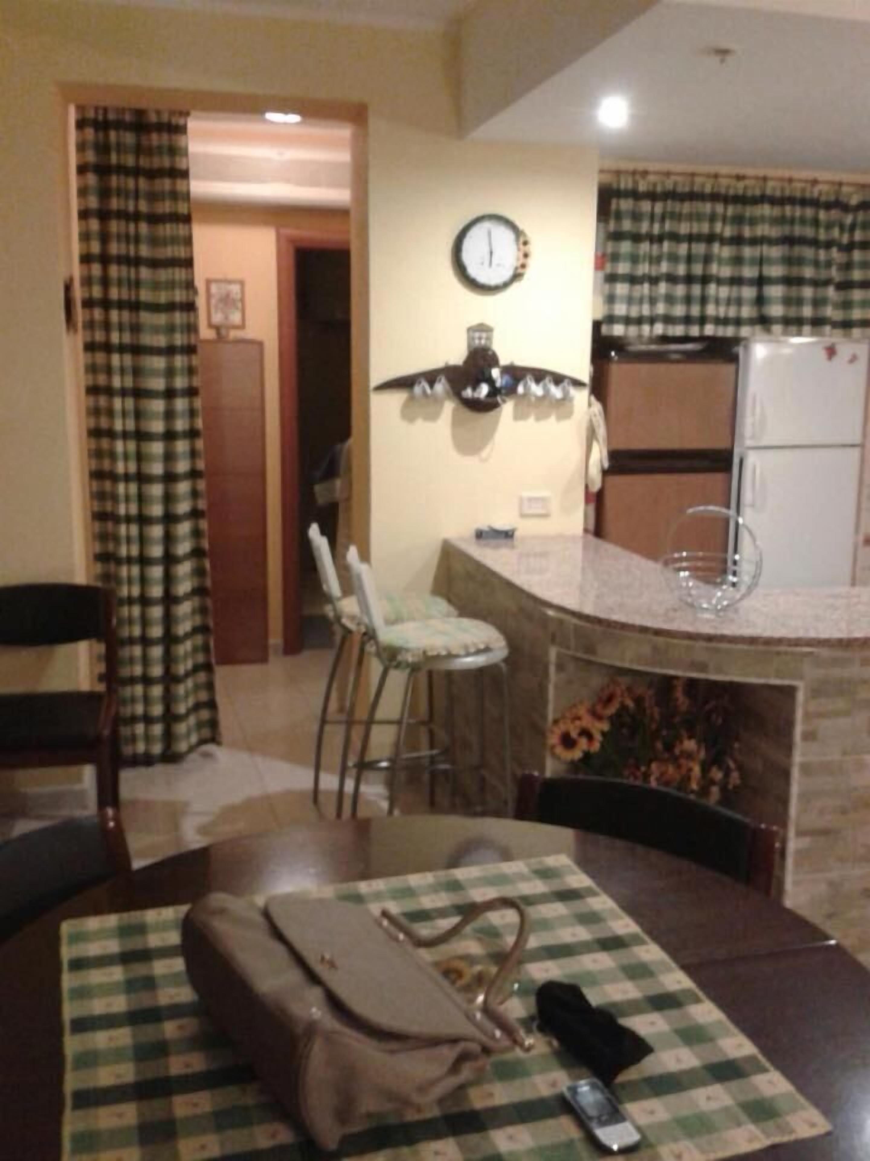 Geladeira, cooktop, torradeira, talheres/pratos/utensílios de cozinha