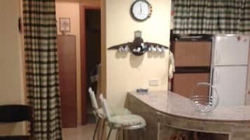 Geladeira, cooktop, torradeira, talheres/pratos/utensílios de cozinha