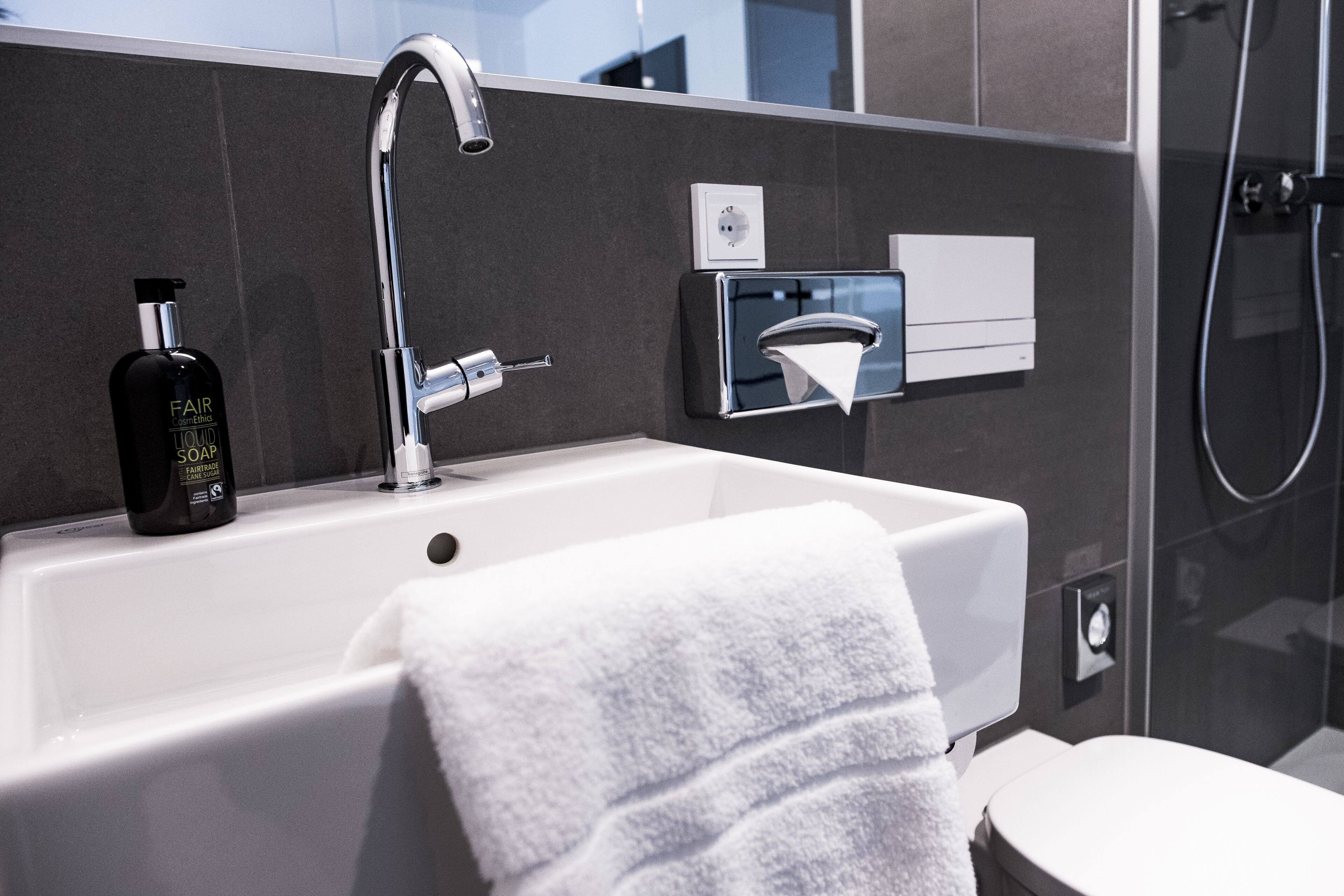comfort single room | bathroom | shower, free toiletries, hair dryer, towels