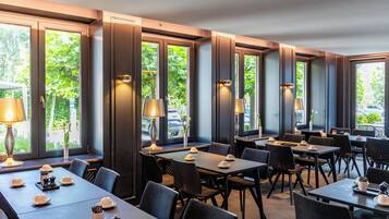 Petit déjeuner buffet (15.00 EUR par personne)