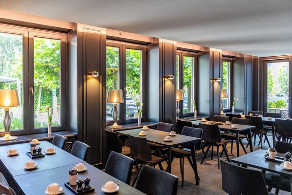Petit déjeuner buffet (15.00 EUR par personne)