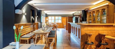 Se sirven comidas, cenas y cocina italiana