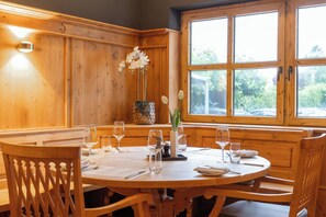 Déjeuner et dîner servis sur place
